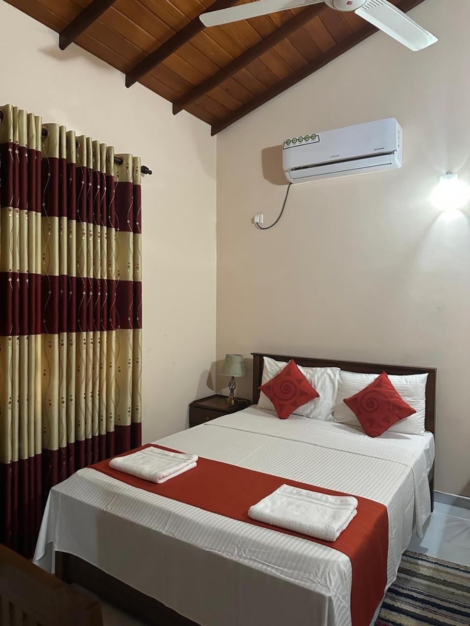 Lahiru Airport Villa Andiambalama Екстер'єр фото