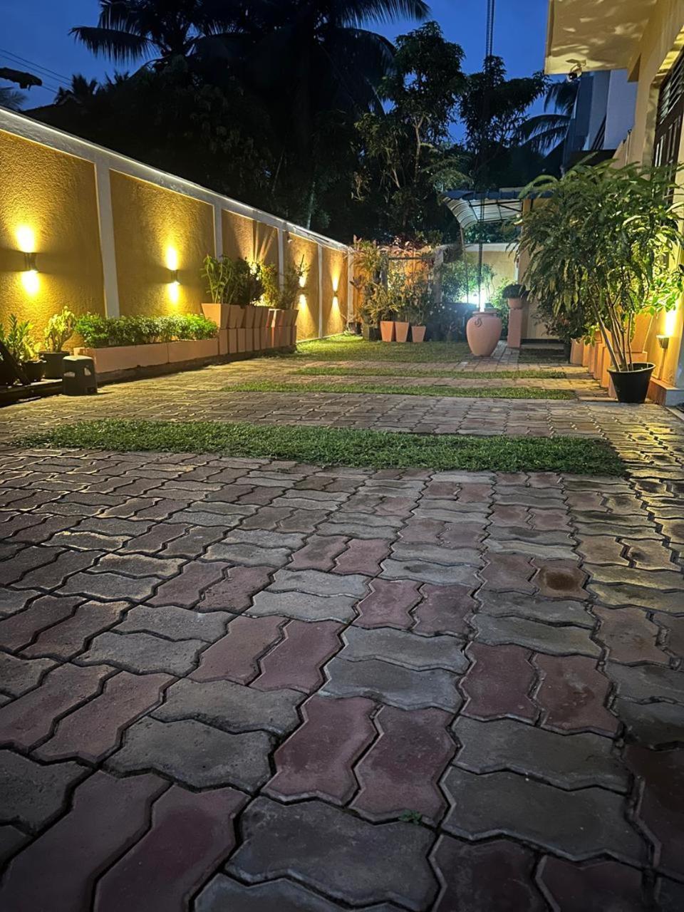 Lahiru Airport Villa Andiambalama Екстер'єр фото