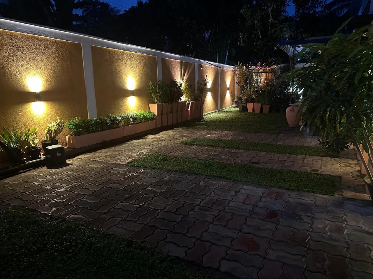Lahiru Airport Villa Andiambalama Екстер'єр фото