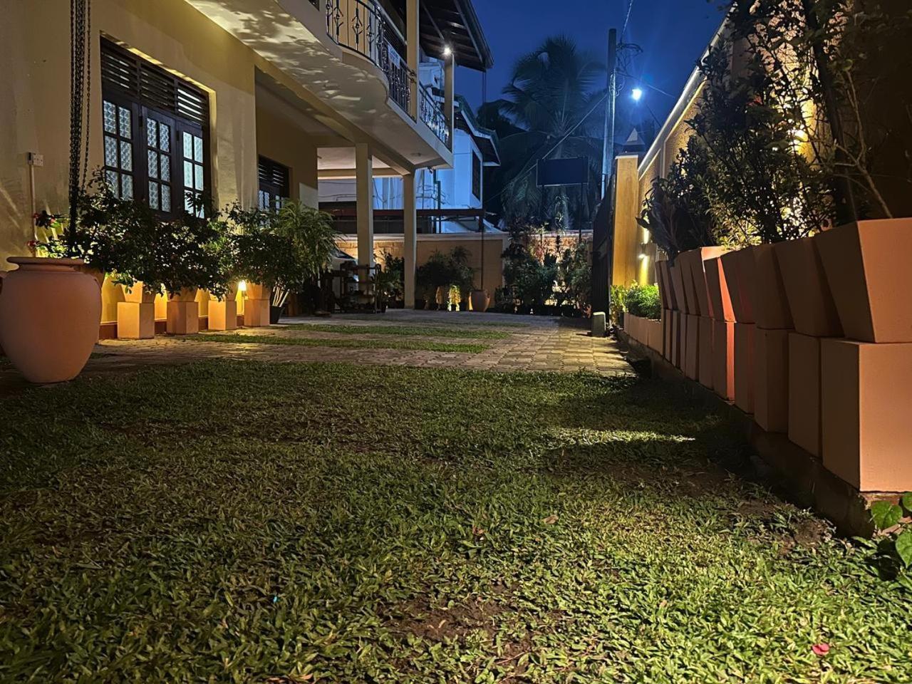 Lahiru Airport Villa Andiambalama Екстер'єр фото