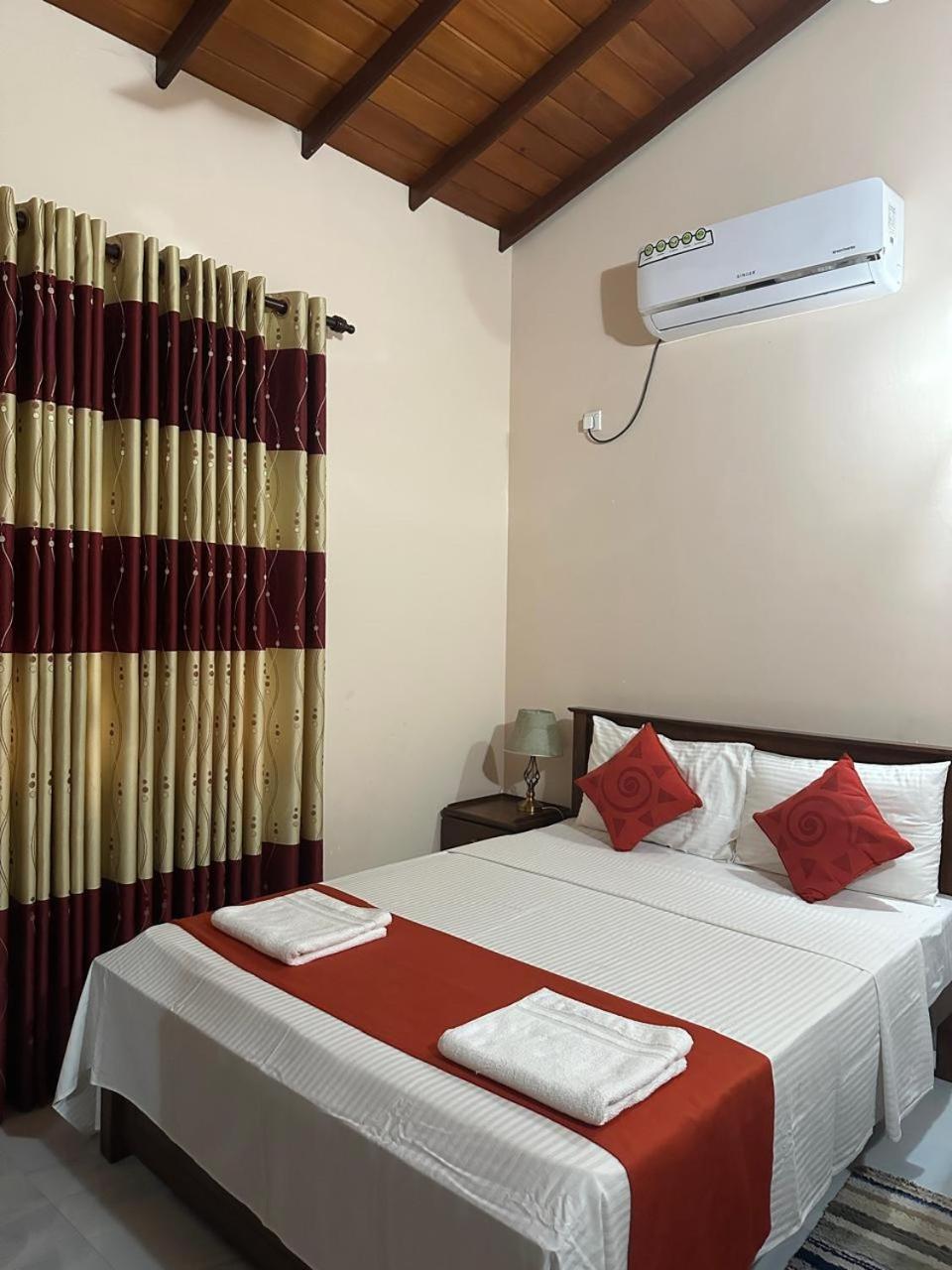 Lahiru Airport Villa Andiambalama Екстер'єр фото