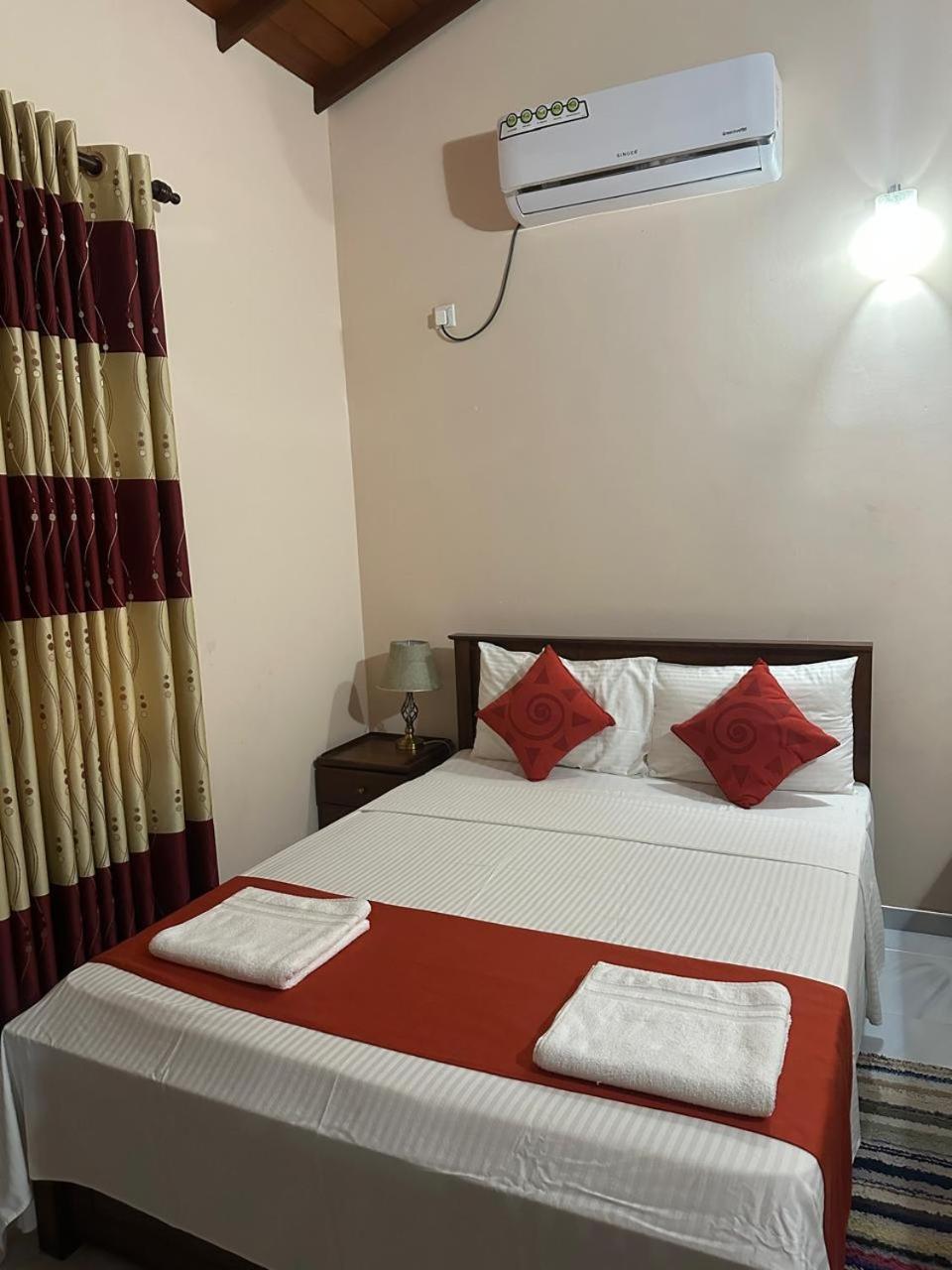 Lahiru Airport Villa Andiambalama Екстер'єр фото