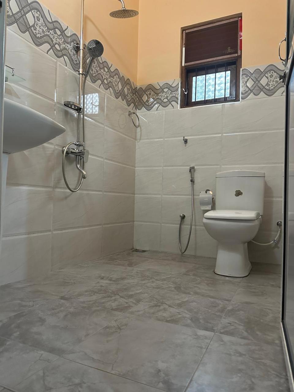 Lahiru Airport Villa Andiambalama Екстер'єр фото
