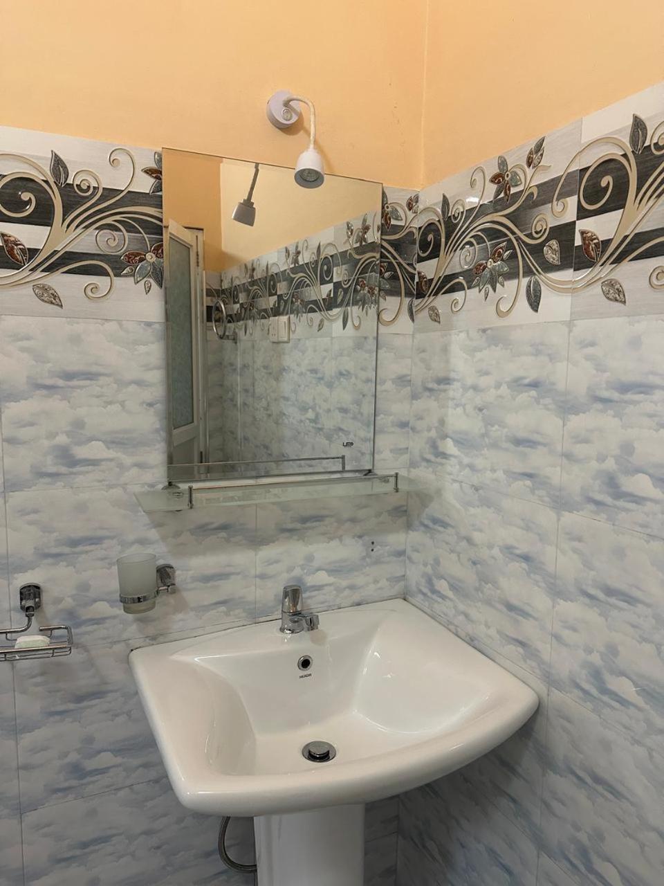 Lahiru Airport Villa Andiambalama Екстер'єр фото