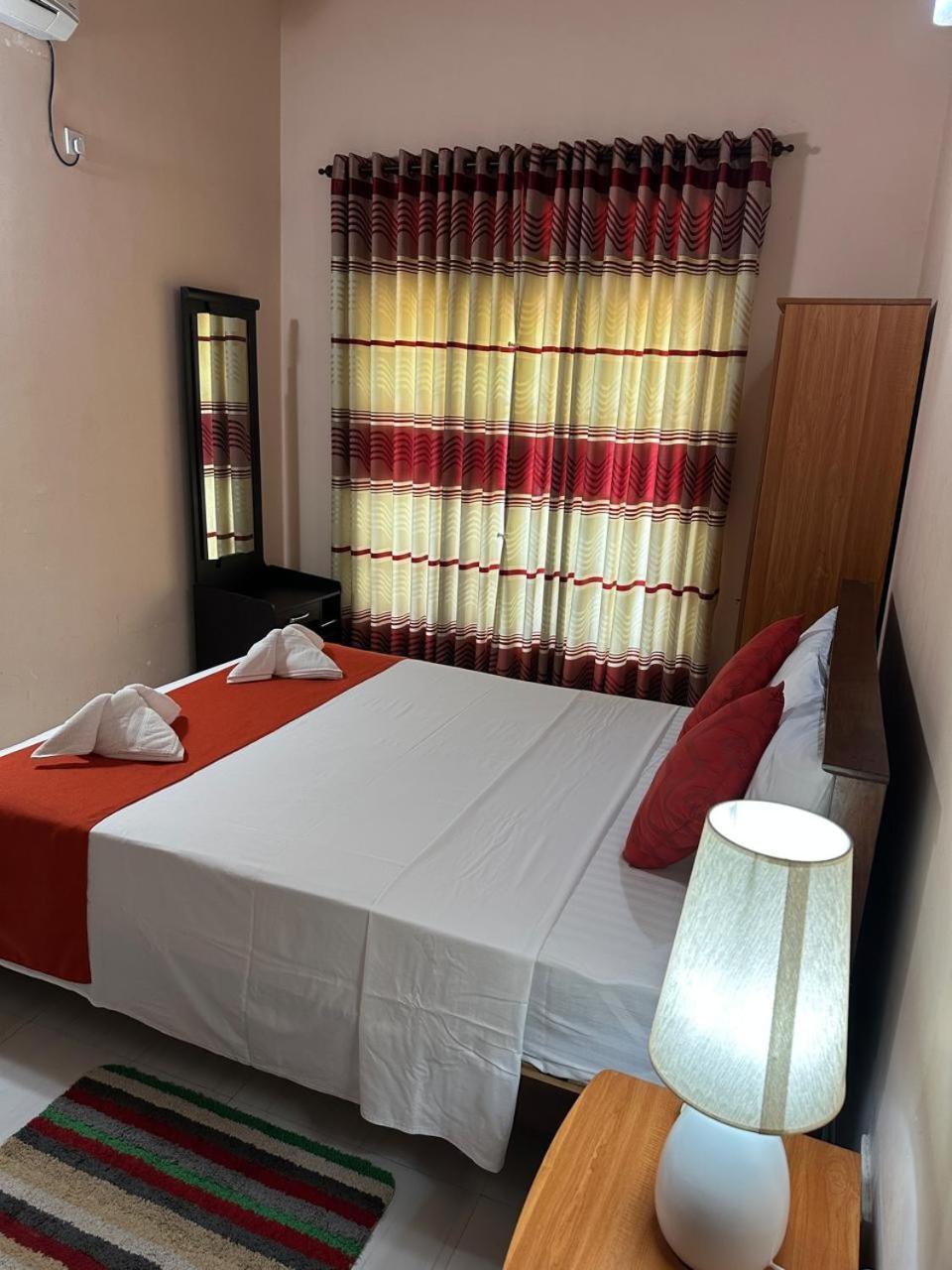 Lahiru Airport Villa Andiambalama Екстер'єр фото