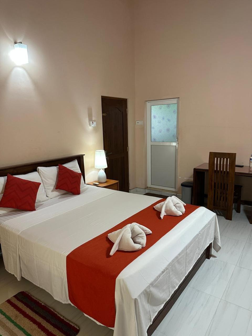 Lahiru Airport Villa Andiambalama Екстер'єр фото
