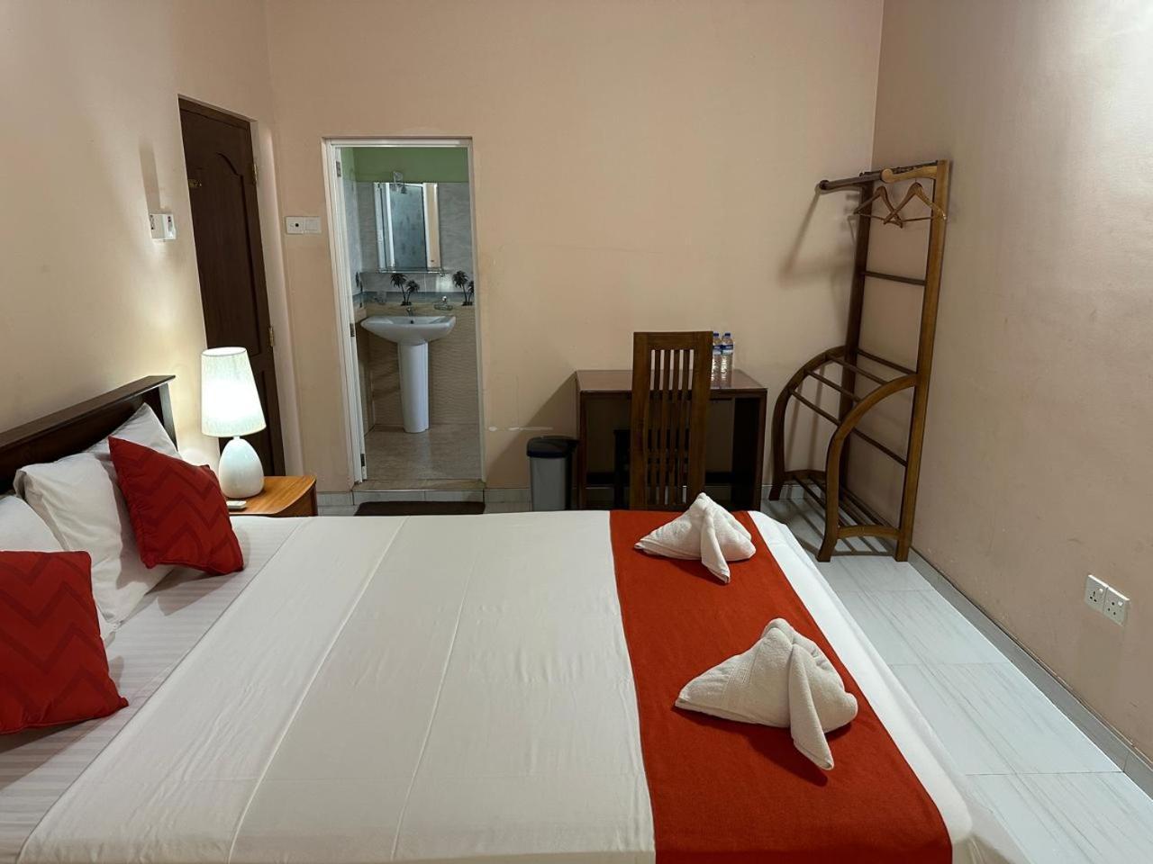 Lahiru Airport Villa Andiambalama Екстер'єр фото