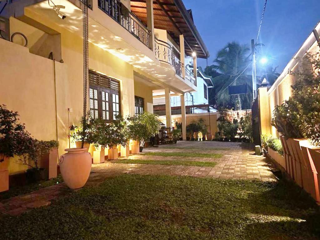 Lahiru Airport Villa Andiambalama Екстер'єр фото
