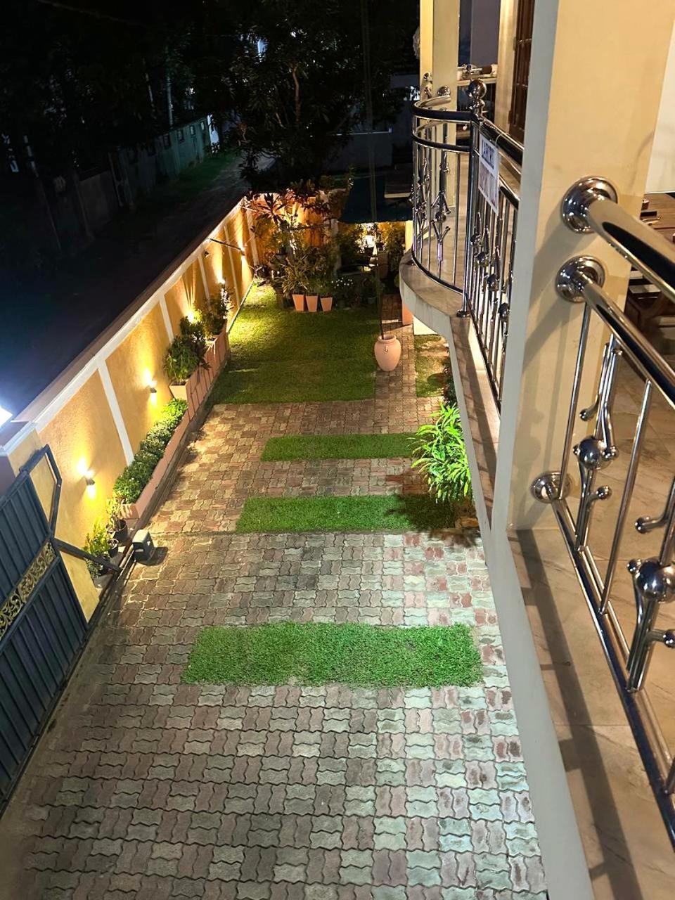 Lahiru Airport Villa Andiambalama Екстер'єр фото