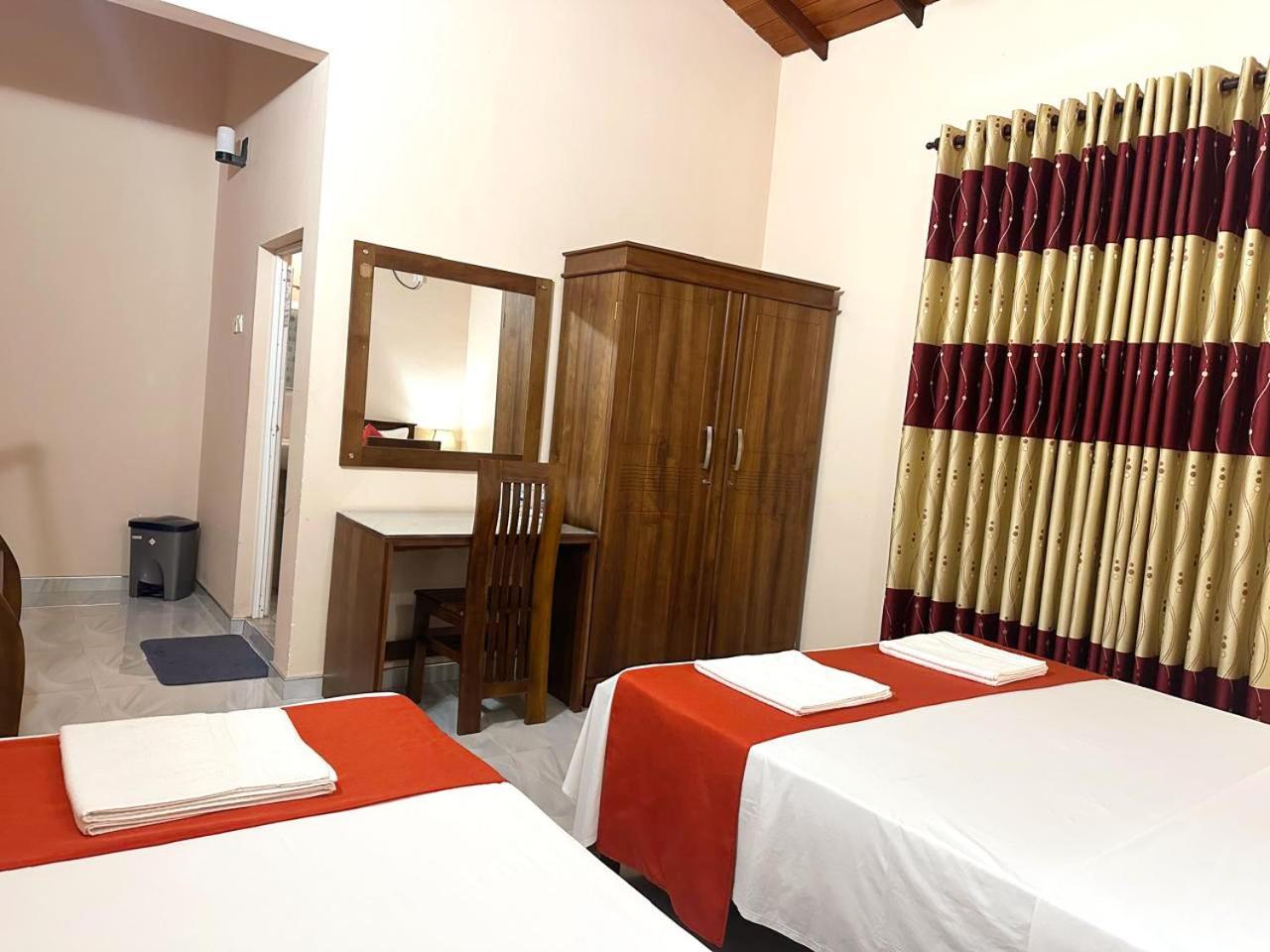 Lahiru Airport Villa Andiambalama Екстер'єр фото