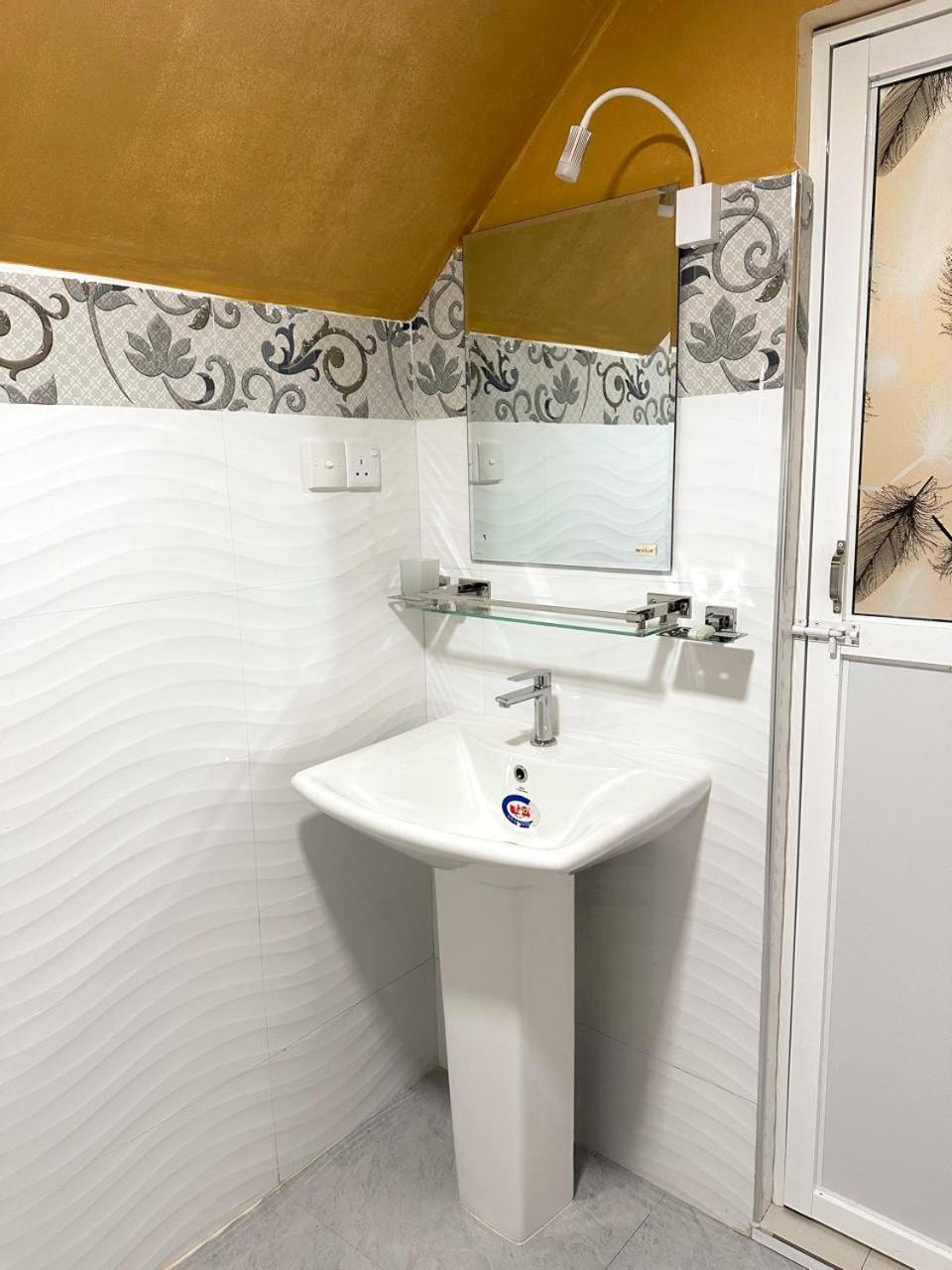 Lahiru Airport Villa Andiambalama Екстер'єр фото