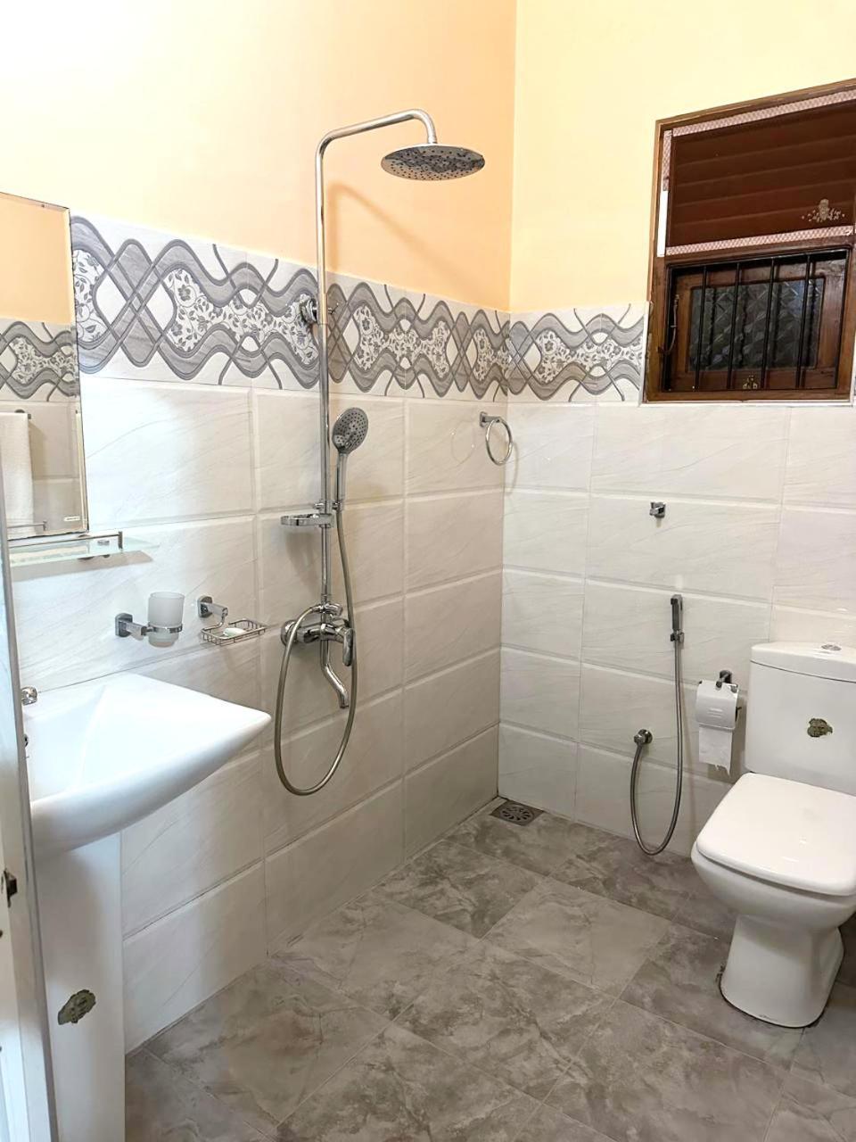 Lahiru Airport Villa Andiambalama Екстер'єр фото