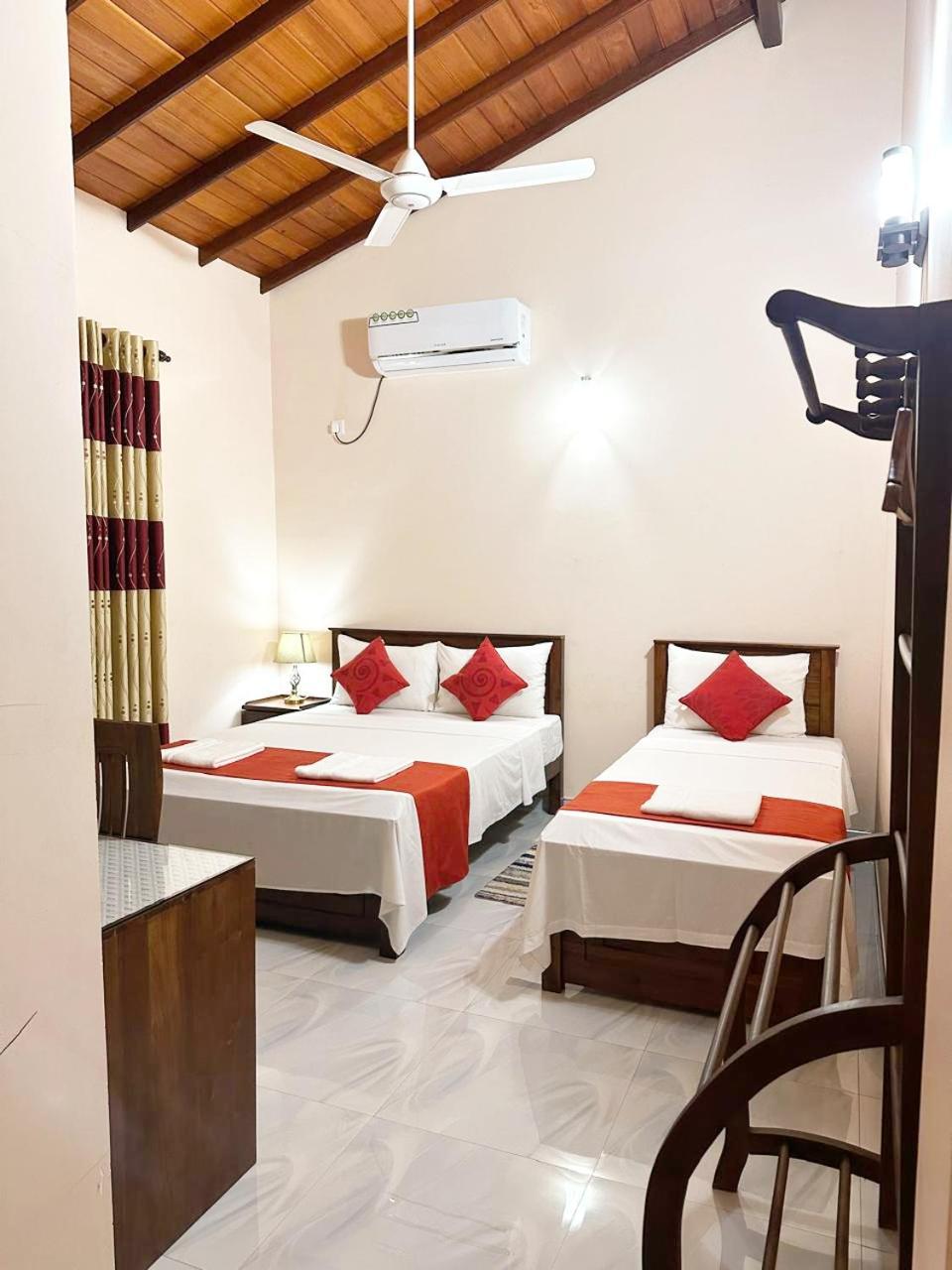 Lahiru Airport Villa Andiambalama Екстер'єр фото